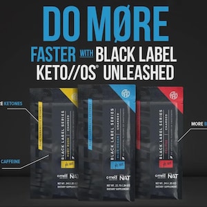 Op de afbeelding: Afbeelding toont drie zakjes van Black Label Keto//OS voedingssupplementen. De zakjes zijn zwart met gele, blauwe en rode accenten. Tekst op de zakjes bevat "Charged" en "Pure Therapeutic Ketones". De achtergrond is donker met de tekst "Do More Faster."