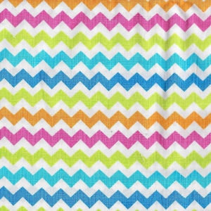 Neon Zig Zag di Timeless Treasures Fabrics Remnant 12"x42" ZIG-C1397 Rosa, verde, blu, arancione, bianco (cotone) Quilting, artigianato, decorazioni per la casa