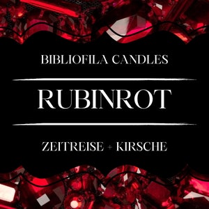 Könnte beinhalten: Schwarze Grafik mit dem Text "BIBLIOFILA CANDLES" und "RUBINROT" mit "ZEITREISE + KIRSCH" auf einem Hintergrund aus roten Edelsteinen. Die Edelsteine haben eine tiefrote Farbe.