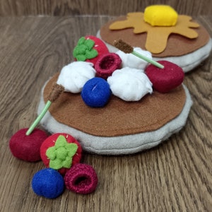 2 Pancakes mit Früchten, Ahornsirup und Butter aus Filz, Kinderküche, Kinderkaufladen, für Kinder, Filzlebensmittel, Frühstück,