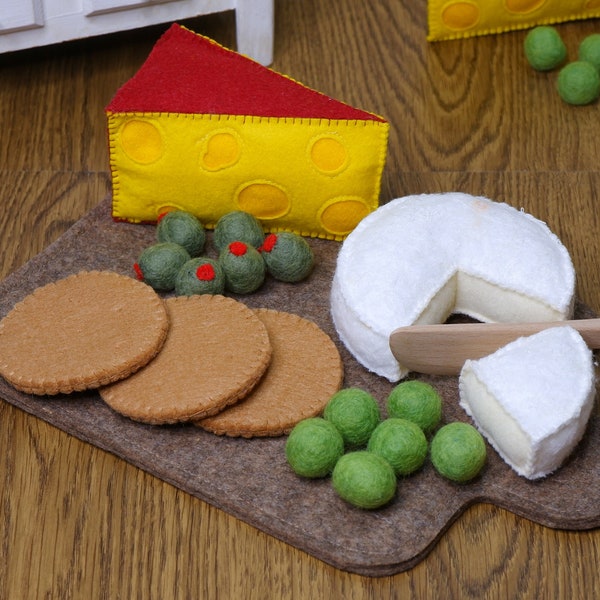 Käsebrett aus Filz mit Oliven und Trauben, Camembert, Gouda, Cracker, Kinderküche, Kinderkaufladen, für Kinder, Filzlebensmittel