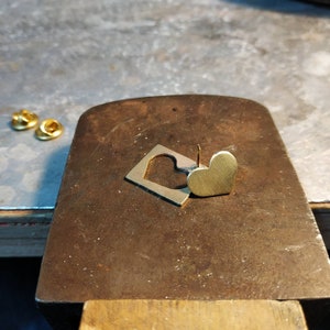 Golden heart brooch image 4