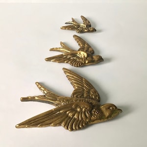 Set of 3 flying swallows, 3 brass flying birds, brass ornaments, vintage swallow ornaments, brass wall swallows, brass birds
