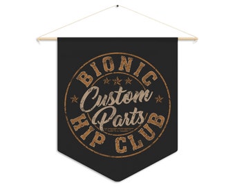 Augmentez votre quotient de bizarrerie avec notre fanion de pièces personnalisées Bionic Hip Club - Laissez vos murs rejoindre le club !
