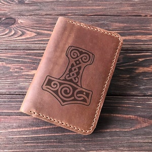 Wikinger Thor Hammer Passhülle Mjölnir Nordische Leder Passhülle Geschenk für Ihn Nordische Passport Brieftasche Mann Weihnachtsgeschenk für Papa