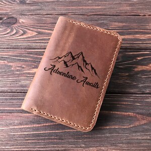 Portapassaporto personalizzato Portapassaporto per montagna L'avventura ti aspetta Portafoglio passaporto personalizzato Regalo di viaggio Portapassaporto Regalo di Natale k22
