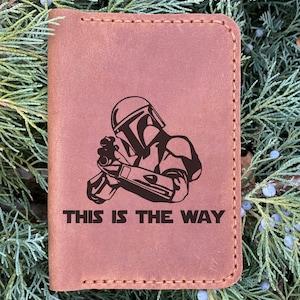 Dit is de Way Mandalorian-helmpaspoorthoes. Star Wars cadeaupaspoort-portemonnee. Leren paspoorthouder Echtgenoot cadeau Cadeau voor hem k65