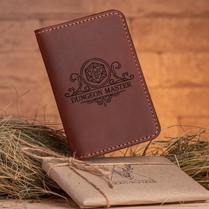 Dungeon Master Passport Wallet DM cadeau lederen paspoorthouder vriendje dnd cadeau gepersonaliseerde cadeaus voor mannen paspoort cover cadeau voor hem k44