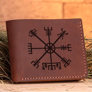 Portafoglio con cartello Vegvisir Vikings, bussola, regalo personalizzato per uomo, portafoglio in pelle nordica, regalo per marito nordico, regalo di Natale per uomo per papà