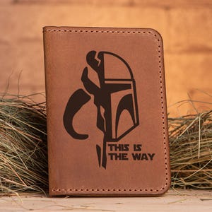 Dit is de Way Mandalorian-helmpaspoorthoes. Star Wars cadeaupaspoort-portemonnee. Leren paspoorthouder Cadeau man cadeau Cadeau voor hem k67