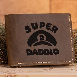 SUPER DADDIO Geldbörse Vatertagsgeschenk Gamer Papa Geschenke personalisiertes Geschenk für Vater Leder Geldbörse, Geschenk für Papa, Weihnachtsgeschenk für Papa