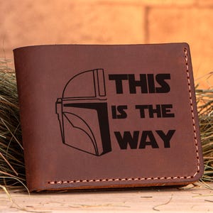 Esta es la billetera con casco mandaloriano, regalo de Star Wars, billetera de cuero personalizada para hombre, regalo para esposo, novio para él k70