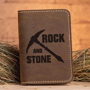 Portafoglio passaporto Rock and Stone regalo per gamer Custodia passaporto Deep Rock Galactic Porta passaporto in pelle regalo per lui Regalo geek