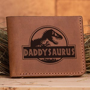 Cartera Daddysaurus, regalo para el día del padre, regalos para papá de Jurassic World, regalo personalizado para papá, billetera de cuero, regalo para papá, regalo de Navidad para papá
