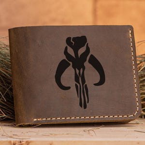 Cartera mandaloriana, regalo de Star Wars, cartera personalizada para hombre, cartera de cuero grabada, regalo para marido, regalo para novio, regalo para él, Star Wars