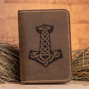 Wikinger Thor Hammer Mjölnir Passhülle Nordische Leder Passhülle Geschenk für Ihn Nordische Passport Brieftasche Mann Weihnachtsgeschenk für Papa