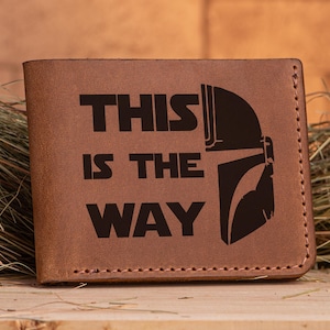 Esta es la billetera con casco mandaloriano, regalo de Star Wars, billetera de cuero personalizada para hombre, regalo para esposo, novio para él k68