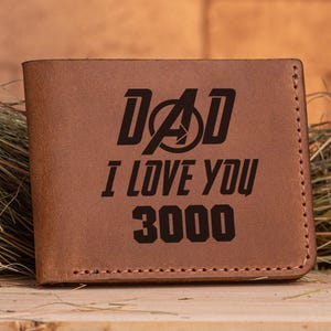 Billetera de 3000 dólares con la frase «Papá te amo», regalo para el día del padre, billetera de cuero de Los Vengadores para hombre, regalo para novio, billetera personalizada para hombre, regalo para él k58