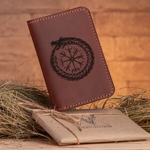 Vikings Vegvisir Signpost paspoorthoes Nordic Dragon kompas lederen paspoorthouder cadeau voor hem paspoort portemonnee kerstcadeau voor papa