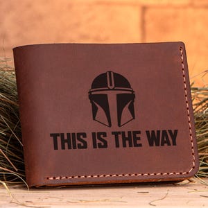 Esta es la billetera con casco mandaloriano, regalo de Star Wars, billetera de cuero personalizada para hombre, regalo para esposo, novio para él k69