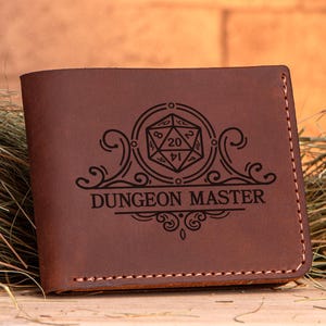 Regalo para él, billetera de Dungeon Master, billetera personalizada para hombre, regalo para padre, billetera de cuero D&D, regalo para esposo, regalo geek, regalo gamer k44