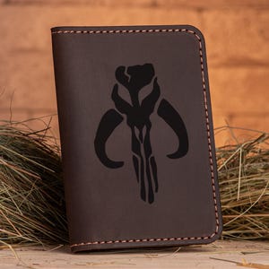Mandalorian-paspoortomslag. Star Wars cadeaupaspoort-portemonnee. Gepersonaliseerde lederen paspoorthouder echtgenoot cadeau cadeau voor hem, cadeau vriendje