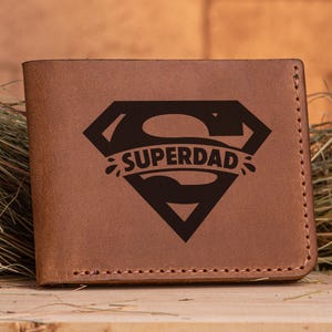 SUPERDAD Geldbörse - Weihnachtsgeschenk für Papa - Geschenk zum Vatertag - Personalisiertes Geschenk für Vater - Leder Geldbörse - Papa Geschenke