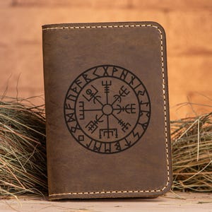 Leder Passhülle Wikinger Vegvisir Wegweiser Passhülle Nordische Runen Kompass Geschenk für Ihn Passport Wallet Weihnachtsgeschenk für Papa