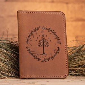 Portapassaporto personalizzato Albero di Gondor Unico Anello Regali LOTR Regalo di Natale Portapassaporto in pelle Il Signore degli Anelli. Portapassaporto s18