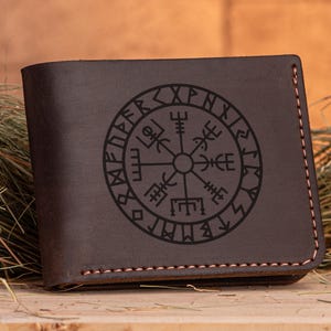 Cartera con letrero vikingo Vegvisir, brújula y runas, regalo personalizado para hombre, cartera de cuero, regalo nórdico para esposo, regalo de Navidad para papá.