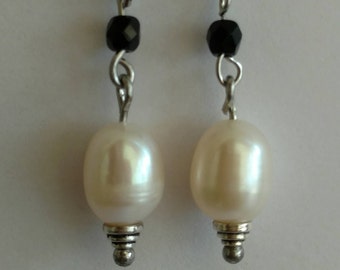 Black earrings with Cultured pearls