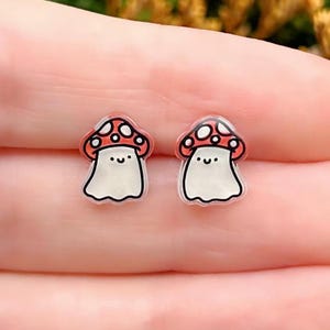 Orecchini a forma di fungo fantasma dipinti a mano – Orecchini a perno Kawaii disegnati a mano per Halloween