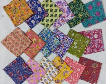 Könnte beinhalten: Eine Sammlung von 18 bunten Stoffquadraten mit verschiedenen Blumenmustern. Die Quadrate sind aus Baumwolle und eignen sich perfekt zum Quilten, Basteln oder zur Dekoration des Hauses.