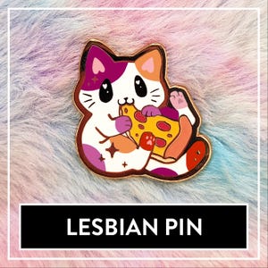 Könnte beinhalten: Ein Metall-Emaille-Pin in Form einer Katze mit weißen, orangefarbenen und violetten Flecken. Die Katze hält ein Stück Peperoni-Pizza mit beiden Pfoten. Das Design zeigt kleine Sternakzente und die Katze hat große schwarze Augen.