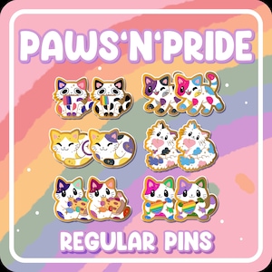 Può includere: Set di otto spille smaltate con simpatici gatti dei cartoni animati con diversi colori e design di bandiere arcobaleno. Le spille sono etichettate "PAWS'N'PRIDE REGULAR PINS".