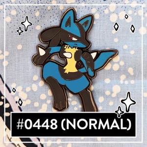 Könnte beinhalten: Ein blau-schwarzer und gelber Emaille-Pin mit einem Lucario-Charakterdesign. Der Pin hat eine silberne Umrandung und den Text "#0448 (NORMAL)" in einem schwarzen Rechteck. Der Hintergrund ist hellblau mit weißen Punkten und dekorativen Sternen.