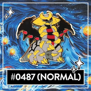 Könnte beinhalten: Ein Ansteckpin mit einer stilisierten Kreatur mit gelben, grauen, schwarzen und roten Akzenten. Der Pin hat einen goldenen Umriss und ist vor einem blauen Hintergrund mit Sternennacht-Design platziert. Der Text "#0487 (NORMAL)" ist zu sehen.