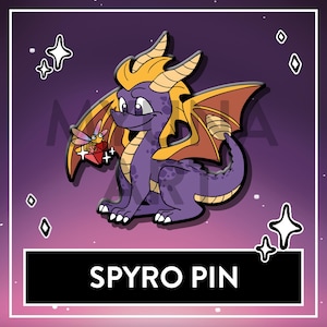 Könnte beinhalten: Ein lila Drachen-Pin mit gelben Hörnern und orangefarbenen Flügeln, der ein kleines Insekt mit einem roten Edelstein hält. Der Pin hat den Text "SPYRO PIN" in einem schwarzen Rechteck vor einem lila und weißen Hintergrund. Dekorative Sterne und Diamanten umgeben den Pin.