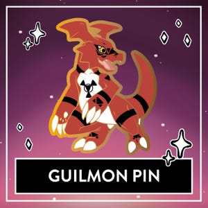 Peut inclure: Une épingle Guilmon rouge et noire avec un symbole de biohazard blanc sur la poitrine. L'épingle est placée sur un fond dégradé violet et rose avec des étoiles blanches.