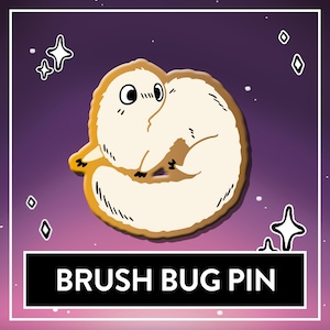 Könnte beinhalten: Brush Bug Pin mit einer Cartoon-Illustration eines zusammengerollten, cremefarbenen Wesens mit braunen Akzenten. Der Pin hat einen gelben Rand und ist vor einem lila-rosa Farbverlaufshintergrund mit weißen Stern- und Diamantformen platziert. Der Text "BRUSH BUG PIN" befindet sich in einem schwarzen Rechteck.