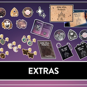 Könnte beinhalten: Eine Sammlung von Hexen-Merchandise mit einer schwarzen Katze, einem Buch mit dem Titel "Little Witch Academia: Magischer Leitfaden", einer Tragetasche, einem Korkuntersetzer und verschiedenen Pins und Stickern. Die Artikel sind auf einem violetten Hintergrund angeordnet, mit dem Wort "EXTRAS" in weißer Schrift auf einem schwarzen Rechteck.
