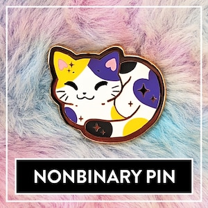Peut inclure: Épingle Non-binaire avec un motif de chat jaune, blanc, violet et noir. Le chat est enroulé avec un visage souriant et des étoiles. L'épingle a une bordure dorée et le texte "NONBINARY PIN" est affiché en dessous.
