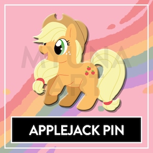 Könnte beinhalten: Eine Emaille-Anstecknadel, die ein hellorangefarbenes Pony mit blondem Haar, einem braunen Cowboyhut und drei roten Apfelsymbolen auf der Flanke zeigt. Die Nadel ist vor einem rosa Hintergrund mit Regenbogen und dem Text APPLEJACK PIN abgebildet.
