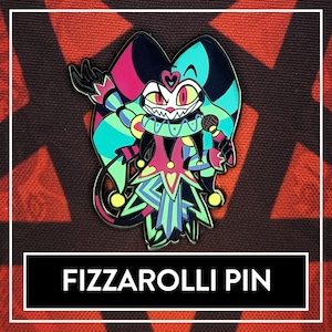 Puede incluir: Un pin de esmalte colorido con un payaso de dibujos animados con un micrófono, que lleva un traje verde, azul y rosa con un patrón en blanco y negro. El pin dice "Fizzarollli Pin".
