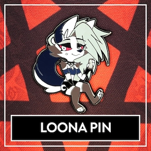Könnte beinhalten: Eine schwarz-weiße Emaille-Anstecknadel mit einer Cartoon-Wolfsmädchen mit langen weißen Haaren und einem blau-schwarzen Outfit. Die Anstecknadel trägt unten den Schriftzug "LOONA PIN".