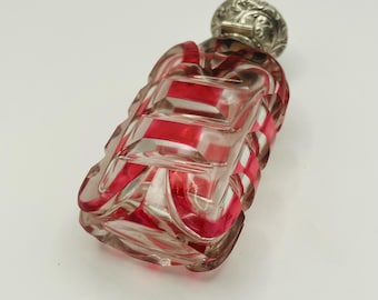 Antyczna, wiktoriańska, czerwona butelka na perfumy z około 1890 roku.