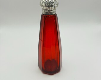Antyczny wiktoriański rubinowoczerwony szklany flakon na perfumy z około 1890 roku
