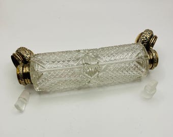 Antyczny, kryształowy flakon na perfumy z podwójnym zakończeniem, pochodzący z około 1890 roku.