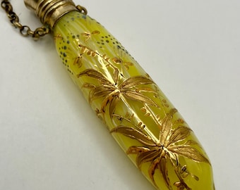 Antyczny flakon perfum Chatelaine z żółtego szkła ze złoconym szkłem Moser, około 1880 roku