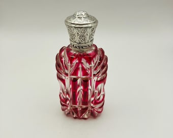 Antyczna wiktoriańska butelka na perfumy z czerwonym kryształem, około 1890 roku